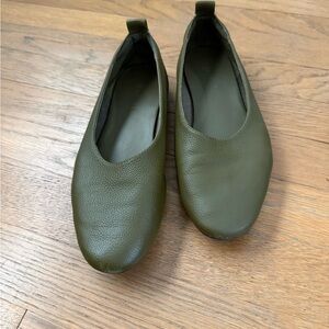 Everlane Day Glove Olive Green Leather Ballet Flats